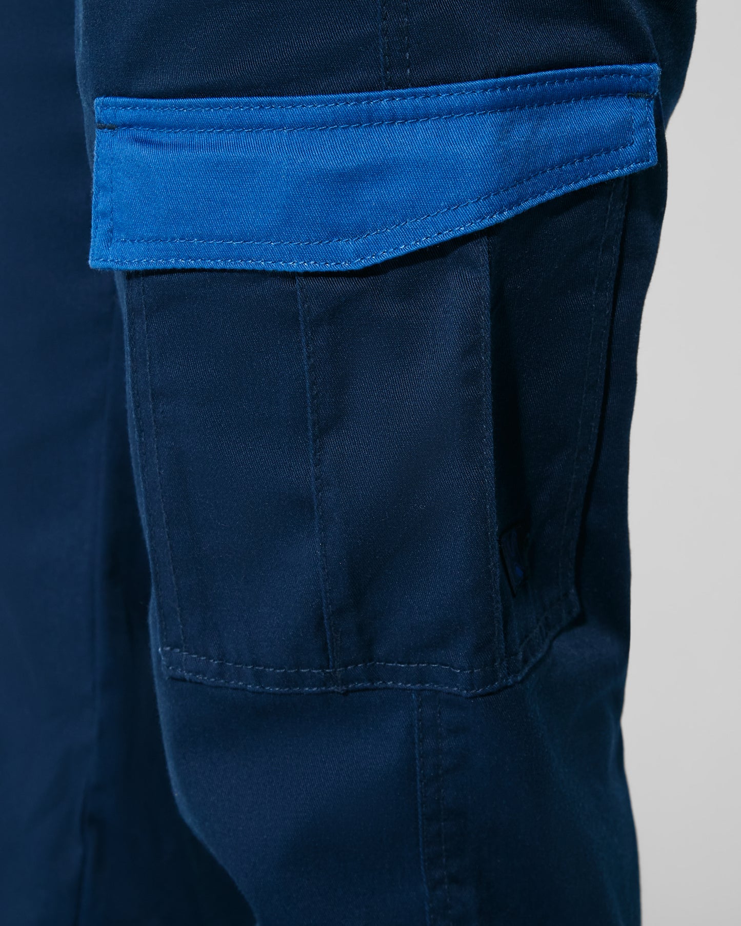 Pantaloni lunghi in colori combinati blu navy blu royal dettaglio tasca