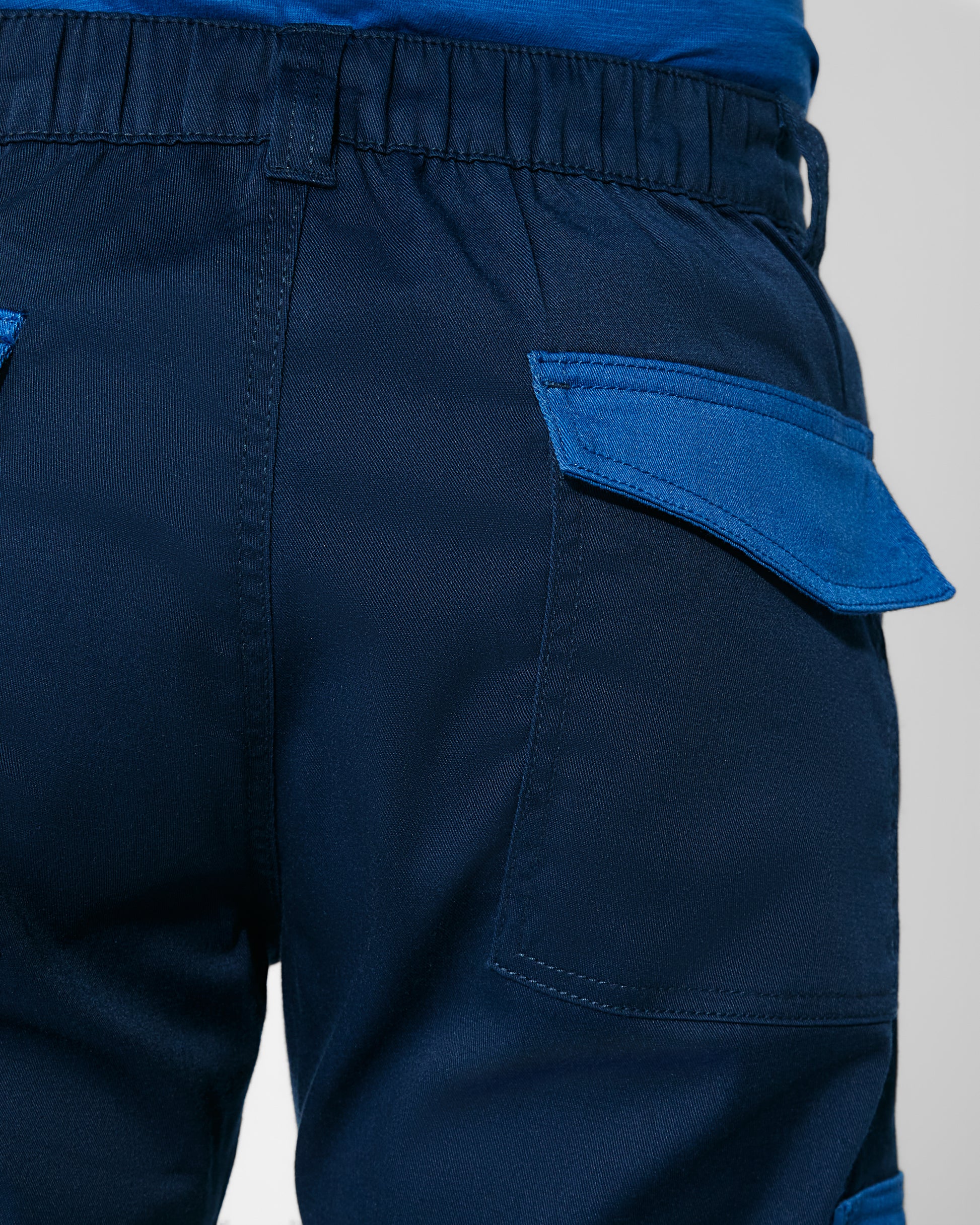 Pantaloni lunghi da lavoro in colori combinati blu royal blu navy dettaglio tasca