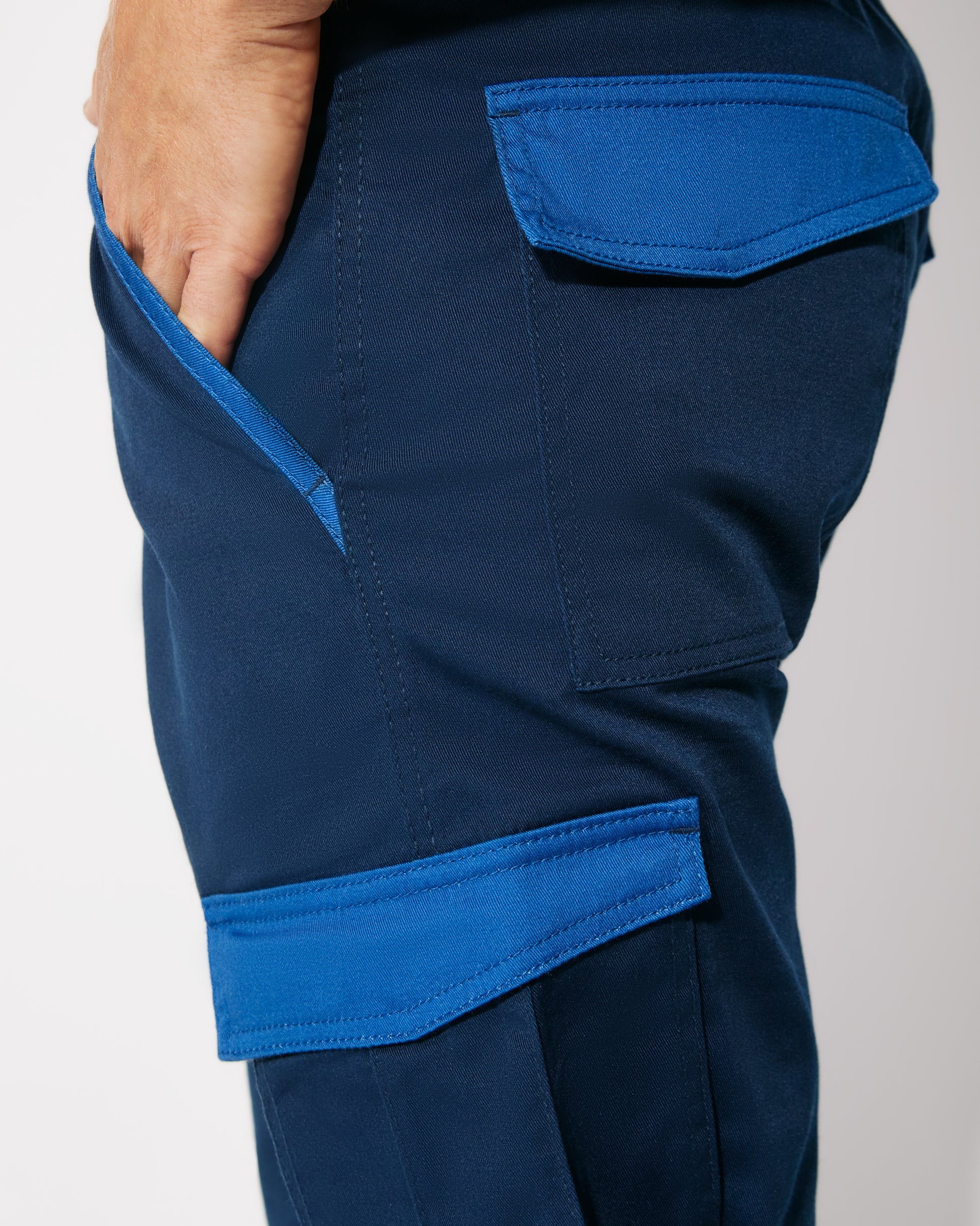 Pantaloni lunghi da lavoro in colori combinati blu royal blu navy dettaglio tasca